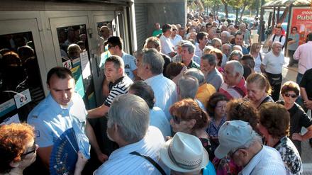 Am Montag sollen die griechischen Banken wieder öffnen. Die Menschen sollen dann bis zu 420 Euro pro Wochen abheben dürfen. 