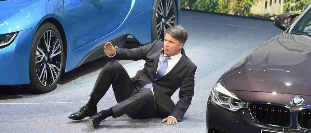 Harald Krüger, Vorstandsvorsitzender von BMW, stürzt am 15.09.2015 während einer Pressekonferenz auf der Internationalen Automobil-Ausstellung (IAA) in Frankfurt am Main. Daraufhin wurde er von der Bühne gebracht und die Pressekonferenz unterbrochen.