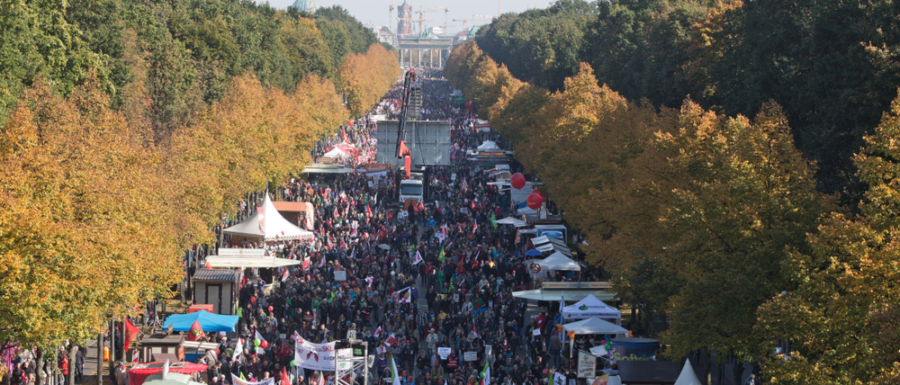 Großer Andrang bei der der Anti-TTIP-Demo: Die Veranstalter sprechen von 250.000 Teilnehmern. 