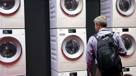 Eine Waschmaschine behält der Deutsche im Schnitt 12 Jahre. Vom Notebook oder Flachbildschirm-Fernseher trennt er sich dagegen früher.