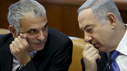 Israels Premierminister Benjamin Netanyahu und sein Finanzminister Moshe Kachlon, der die Begrenzung von Bankergehältern gefordert hatte. 