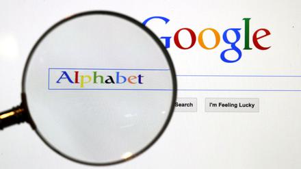 Google-Mutter Alphabet steigert ihren Gewinn im dritten Quartal um gut 27 Prozent auf 5,06 Milliarden Dollar. 