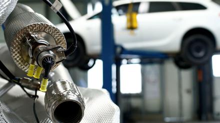 Eine Werkstatt in Witten präsentiert eine technische Möglichkeit zur Nachrüstung bei Dieselautos. 