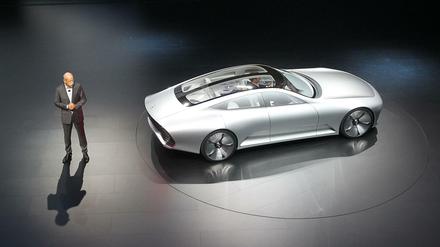 Auf einer Scheibe präsentierte Daimler-Chef Dieter Zetsche ein Zukunftsmodell von Mercedes. Auf der alle zwei Jahre in Frankfurt stattfindenden Autoschau gibt es jede Menge Neuheiten zu sehen. Ein paar hunderttausend Besucher werden erwartet. 