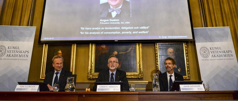Die Königliche Schwedische Akademie der Wissenschaften gibt den Nobelpreis-Gewinner Angus Deaton bekannt. 