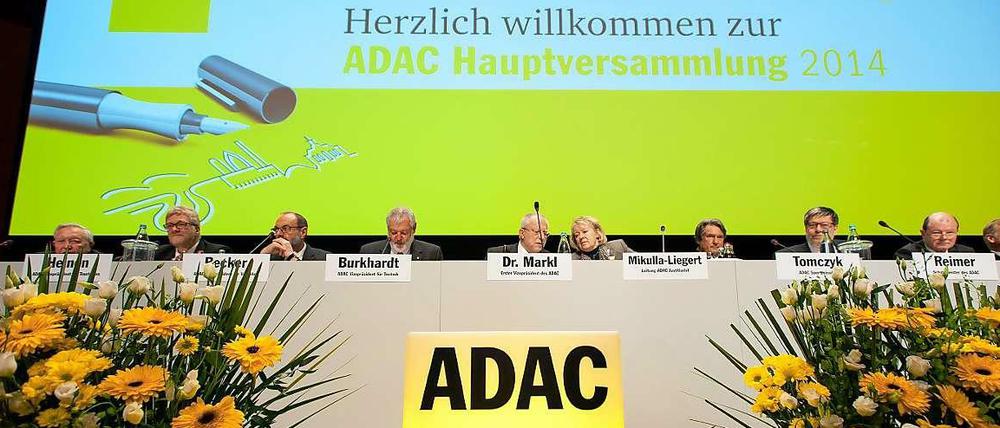 Hauptversammlung beim ADAC. Die tiefe Krise, in die der zweitgrößte Autofahrerclub der Welt gestürzt ist, erfordert umfassende Reformen. 