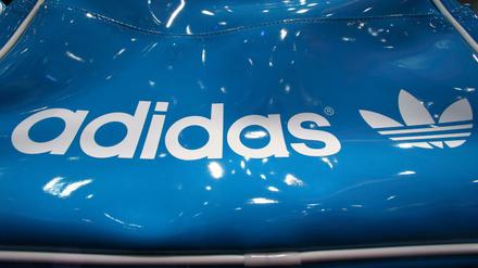 Adidas-Logo auf einer Tasche.