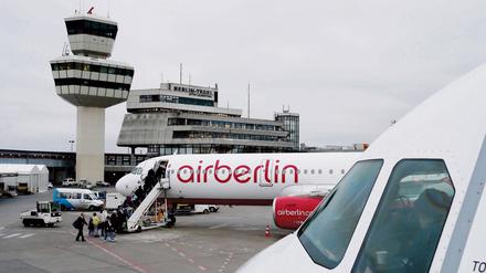 Eine Maschine der Fluggesellschaft Air Berlin auf dem Flugfeld des Flughafens Berlin-Tegel