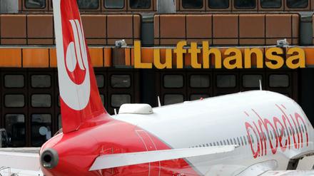 Ein Flugzeug der Fluggesellschaft Air Berlin steht am auf dem Flughafen in Berlin-Tegel vor dem Lufthansa-Cargo-Terminal.