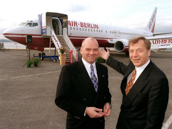 Joachim Hunold am 1. April 1998 mit dem ehemaligen Berliner Bürgermeister, Eberhard Diepgen (rechts, CDU) am 1. April 1998 das auf dem Boeing-Gelände in Routon bei Seattle bei der Übergabe einer fabrikneuen Boeing 737.