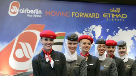 Stewardessen von Air Berlin und Etihad Airways bei einer Präsentation 2014 in Schönefeld. 