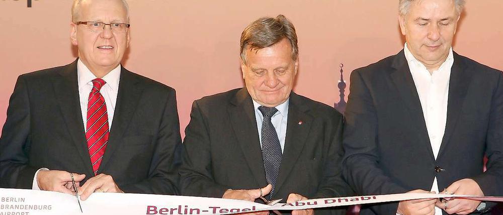 Ab nach Abu Dhabi. Air-Berlin-Chef Mehdorn (M.) eröffnet eine neue Verbindung.