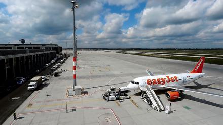 Der Easyjet Airbus "Willy Brandt" steht am Montag, den 23.04.2012, in Schönefeld bei Berlin auf dem neuen Hauptstadtflughafen vor dem Nordpier. Sollte da nicht bald ein Flughafen eröffnet werden?