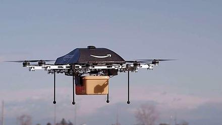 Paket im Anflug. Amazon testet seine Drohnen jetzt auch im Freien.