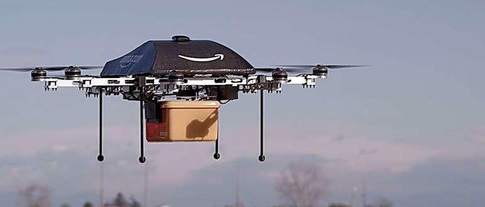 Paket im Anflug. Amazon testet seine Drohnen jetzt auch im Freien.