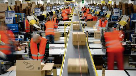 Päckchen packen. Seit Jahren streiten Amazon und die Gewerkschaft Verdi über die Bezahlung der Beschäftigten. 