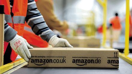 Aus einer Hand. Stellt Amazon seine Lieferungen bald selbst zu?