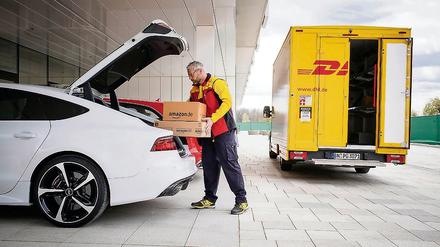 Der Online-Händler Amazon testet in Deutschland die Lieferung von Bestellungen in den Kofferraum der Kunden. 