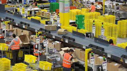 Die Verpackungsebene des Amazon-Logistikzentrums in Leipzig. Das Unternehmen hebt den Mindestbestellwert für kostenfreie Lieferung an.