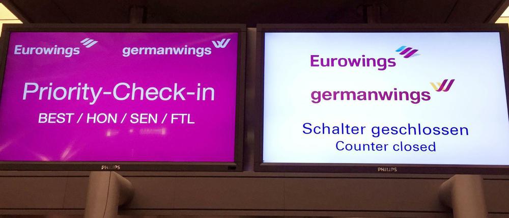 Informationstafel von Eurowings und Germanwings am Flughafen in Hamburg.