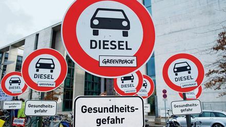 Protest. Selbst neue Diesel, die unter die Norm Euro-6 fallen, blasen bei Tests auf der Straße mehr Stickoxide in die Luft als erlaubt. Die Hersteller bestreiten dies, Umweltschützer protestieren. 