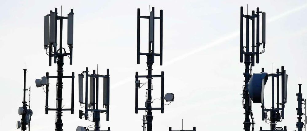 Funkstörung. Nach dem angekündigten Zusammenschluss von E-Plus und O2 prüft die Bundesnetzagentur die Zuteilung der GSM- und UMTS-Lizenzen.