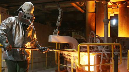 Ein Schmelzer misst die Temperatur in einem Pfannenofen in der Stahlwerkshalle von ArcelorMittal in Hamburg. 