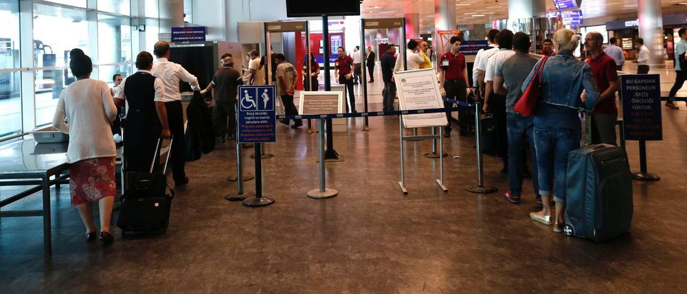 Passagiere warten an den Sicherheitsschaltern des Istanbuler Atatürk-Flughafens.
