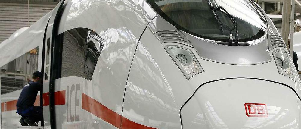 Bei der Deutschen Bahn droht ein Stellenabbau in einer Größenordnung von mehreren hundert Beschäftigen - schuld daran: Der Plan der Bundesregierung, neue Regeln für die Instandhaltung des Schienennetzes einzuführen.