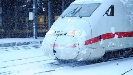 ICE on ice. In den vergangenen Wintern fielen viele Züge aus. In diesem Jahr bereitet die Bahn ihre Züge schon seit dem Sommer auf Eis und Schnee vor.