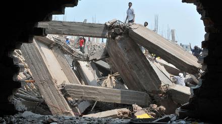 Chaos. Am 24. April 2013 stürzte der Fabrikkomplex in Bangladesch ein - mehr als 1000 Menschen kamen dabei ums Leben. 