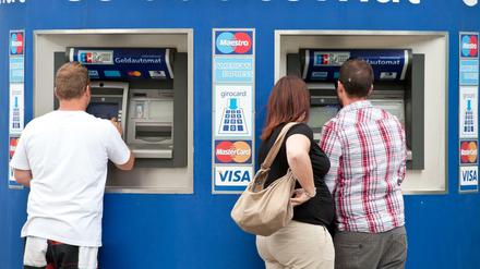 Kriminelle versuchen am Geldautoamten die Daten der Kunden abzufangen. 