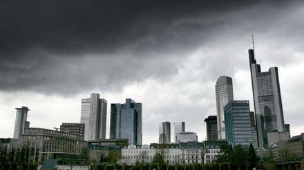 Dunkle Regenwolken hängen über der Skyline von Frankfurt am Main.
