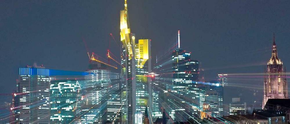 Die Bankenskyline in Frankfurt am Main bei Nacht.