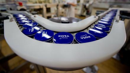 Starke Marke. Dosen mit Nivea-Creme liegen in Hamburg im Beiersdorf-Werk auf einem Transportband. 