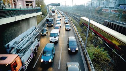 Laut einem Bericht der "Süddeutschen Zeitung" denkt Münchens Oberbürgermeister Dieter Reiter (SPD) wegen neuer Abgas-Messwerte über ein flächendeckendes Fahrverbot für Dieselfahrzeuge in München nach.