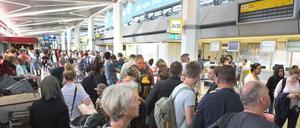 Abfertigung von Passagieren am Flughafen Tegel - mit langen Wartezeiten ist fast immer zu rechnen.