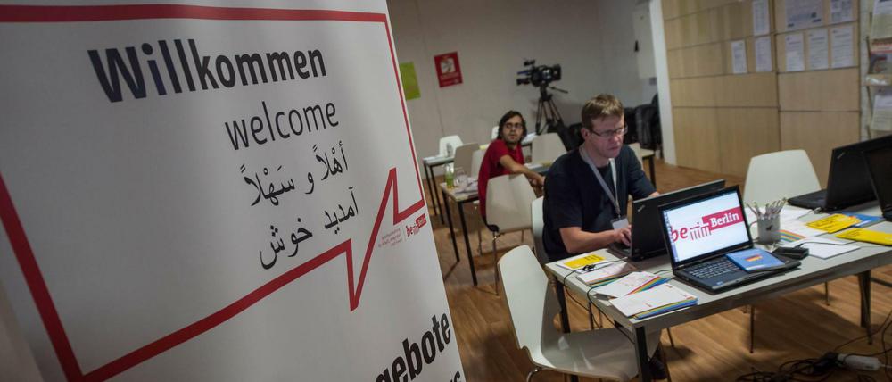 In Berlin soll ein spezielles Jobcenter Flüchtlingen bei der Integration helfen. Arbeit gilt als einer der Schlüssel, damit Integration gelingen kann. 