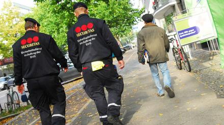 Sicherheitsmänner in Berlin auf dem Weg zur Arbeit. 