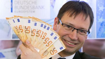 Uwe Schneider, Mitarbeiter der Bundesbank, präsentiert den neuen 50-Euro-Schein.