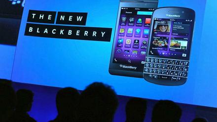 Das neue Blackberry Z10 (l.) sieht dem iPhone von Apple nicht nur sehr ähnlich, es soll ihm leistungsmäßig mindestens ebenbürtig sein.