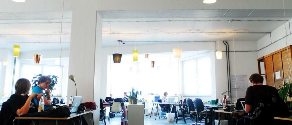 Blick in das "Betahaus" in Berlin-Kreuzberg. In Gemeinschaftsbüros wie diesem sammeln viele Start-ups erste Erfahrungen und knüpfen Kontakte zu Investoren.  