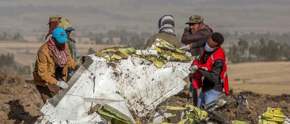 Rettungskräfte arbeiten an der Absturzstelle des Fluges 302 der Ethiopian Airlines vom Typ Boeing 737 Max 8 in der Nähe von Bishoftu, südlich von Addis Abeba. 