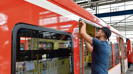 Ein Fahrzeugmonteur arbeitet in Hennigsdorf an einer S-Bahn vom Typ 430. Mehr als 2800 Mitarbeiter produzieren an diesem Standort unter anderem S-Bahnen und Straßenbahnen. 