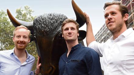 Die Vorstandsvorsitzenden der Zalando SE, Rubin Ritter (l-r), David Schneider und Robert Gentz, stehen am Rande des Börsengangs des Online-Händlers in Frankfurt am Main am Bullen, dem Symbol für den Börsenaufschwung. 