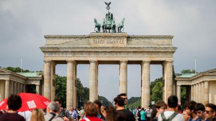 Touristen am Brandenburger Tor. Berlin ist bei ausländischen Gästen nach wie vor sehr beliebt.
