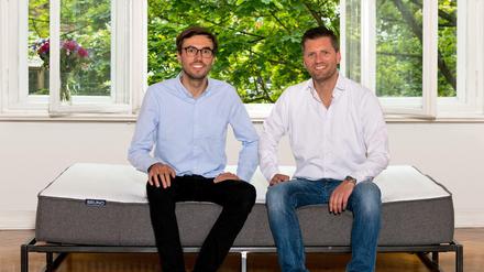 Andreas Bauer (links) und Felix Baer schlafen auch in ihren eigenen Betten auf der selbst erfundenen Bruno-Matratze.