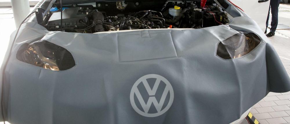 Der VW-Konzern hat mit der Reparatur der manipulierten Diesel-Fahrzeuge begonnen. Die Aufklärung des Skandals kommt schleppend voran.