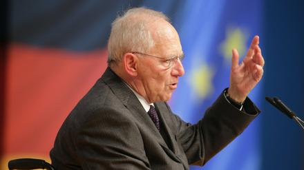 Bundesfinanzminister Wolfgang Schäuble (CDU) rechnet mit einem Haushaltsüberschuss von rund 12 Milliarden Euro.