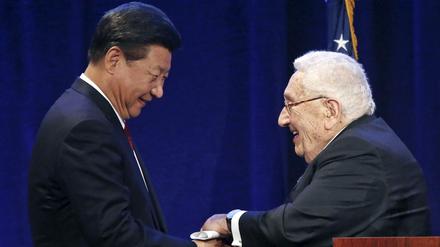 USA gibt China die Hand: Henry Kissinger begrüßt den chinesischen Präsidenten Xi Jinping in Seattle.